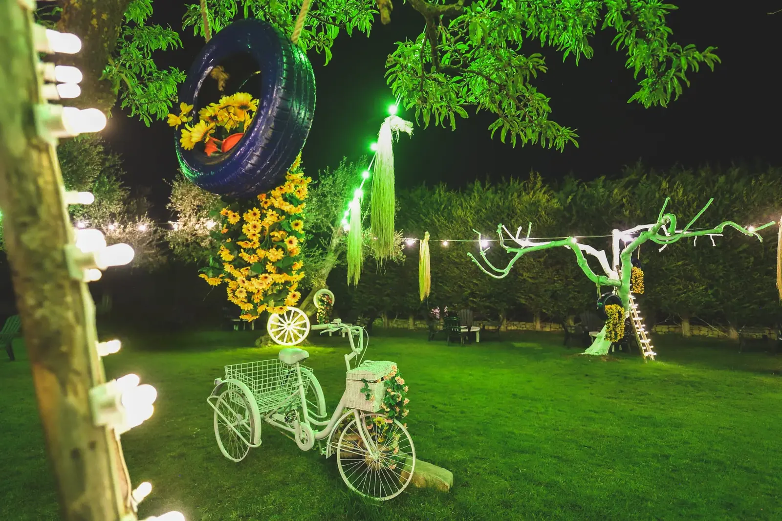 Esterno dell'agriturismo con giardino allestito con illuminazioni per la sera