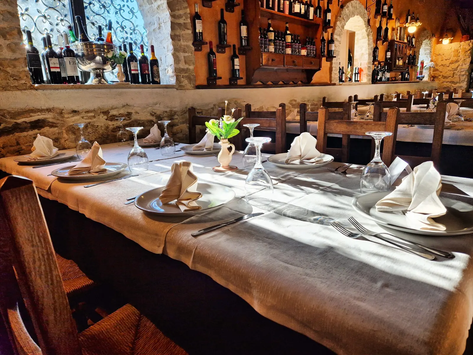 Allestimento tavoli interni nella sala