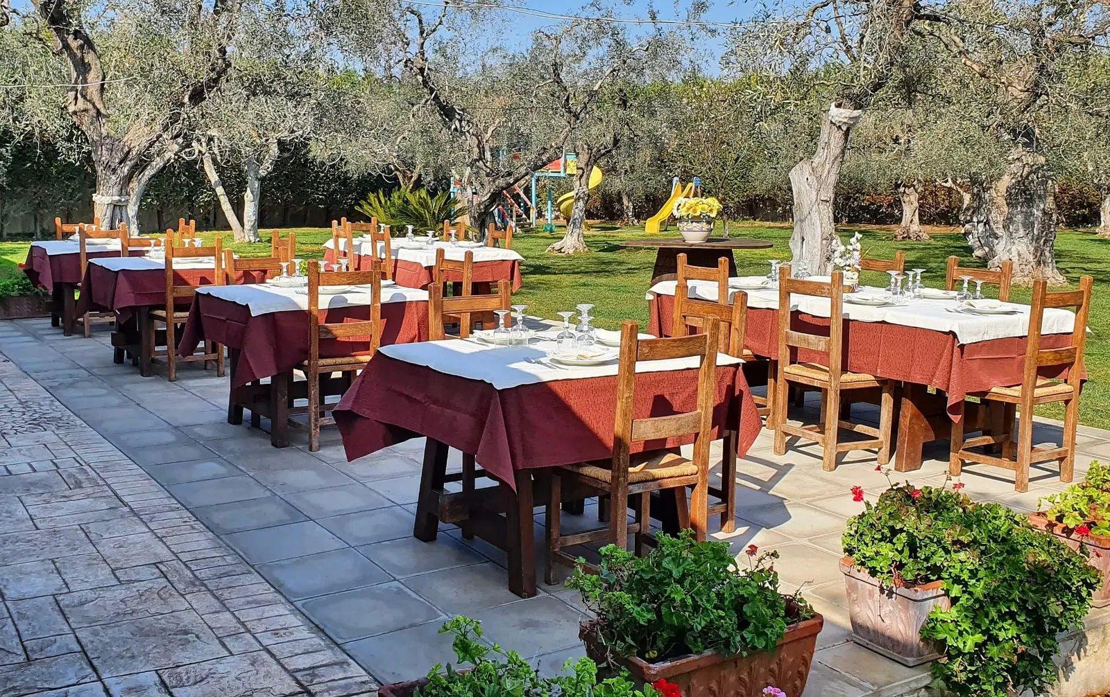 Allestimento tavoli esterni