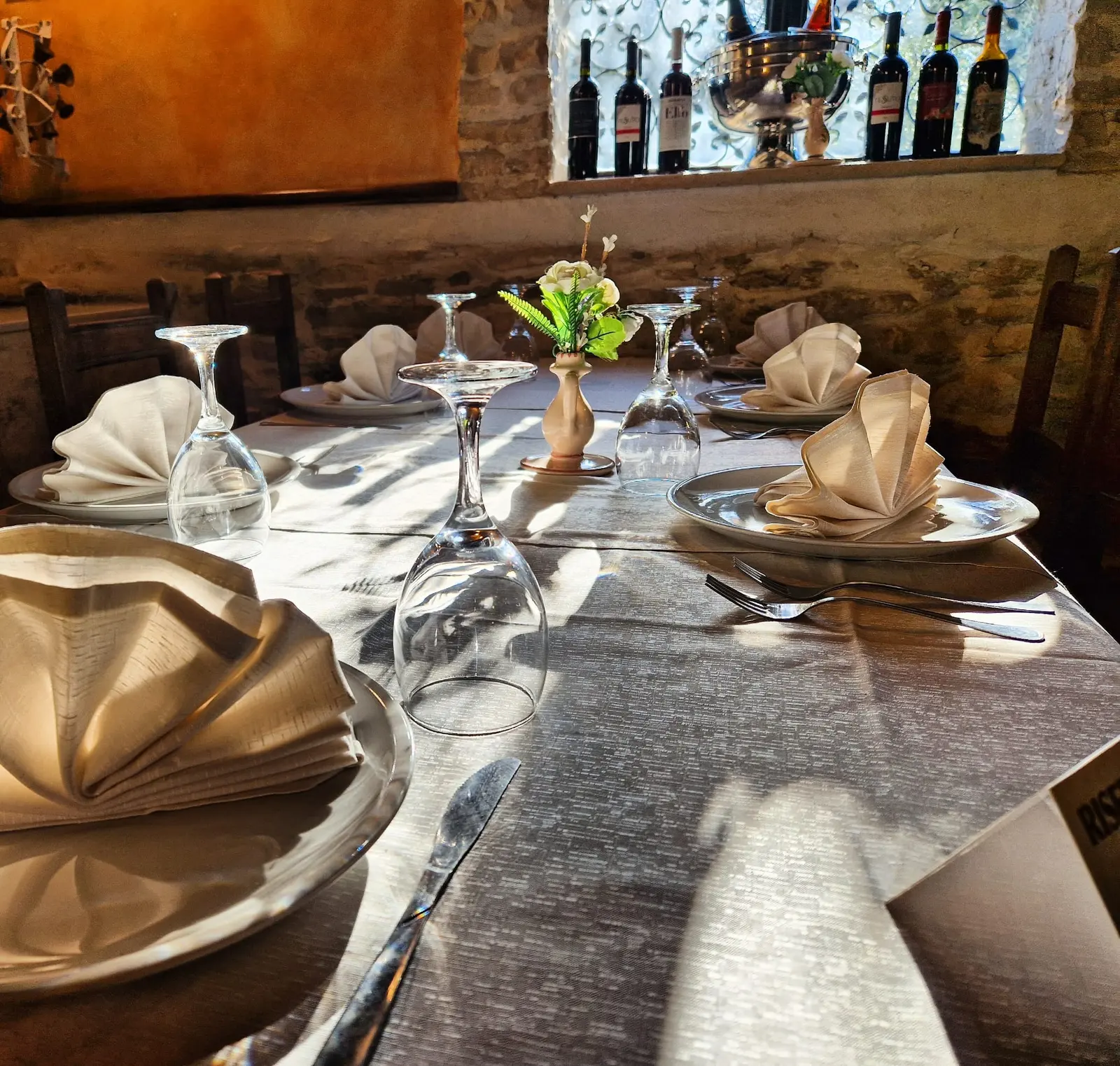 Allestimento tavoli interni nella sala