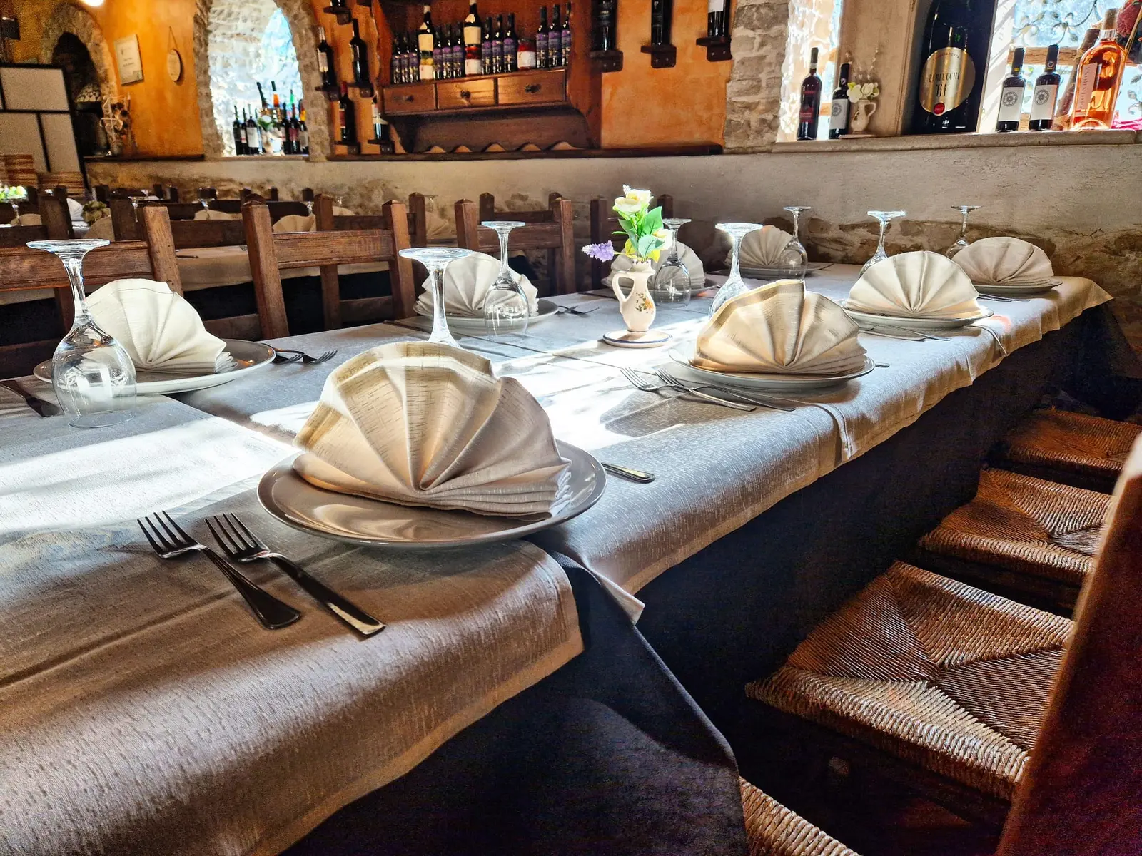 Allestimento tavoli interni nella sala
